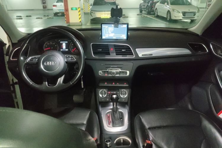 Used Audi Q3 2013 35 TFSI quattro Comfort Model Center Console