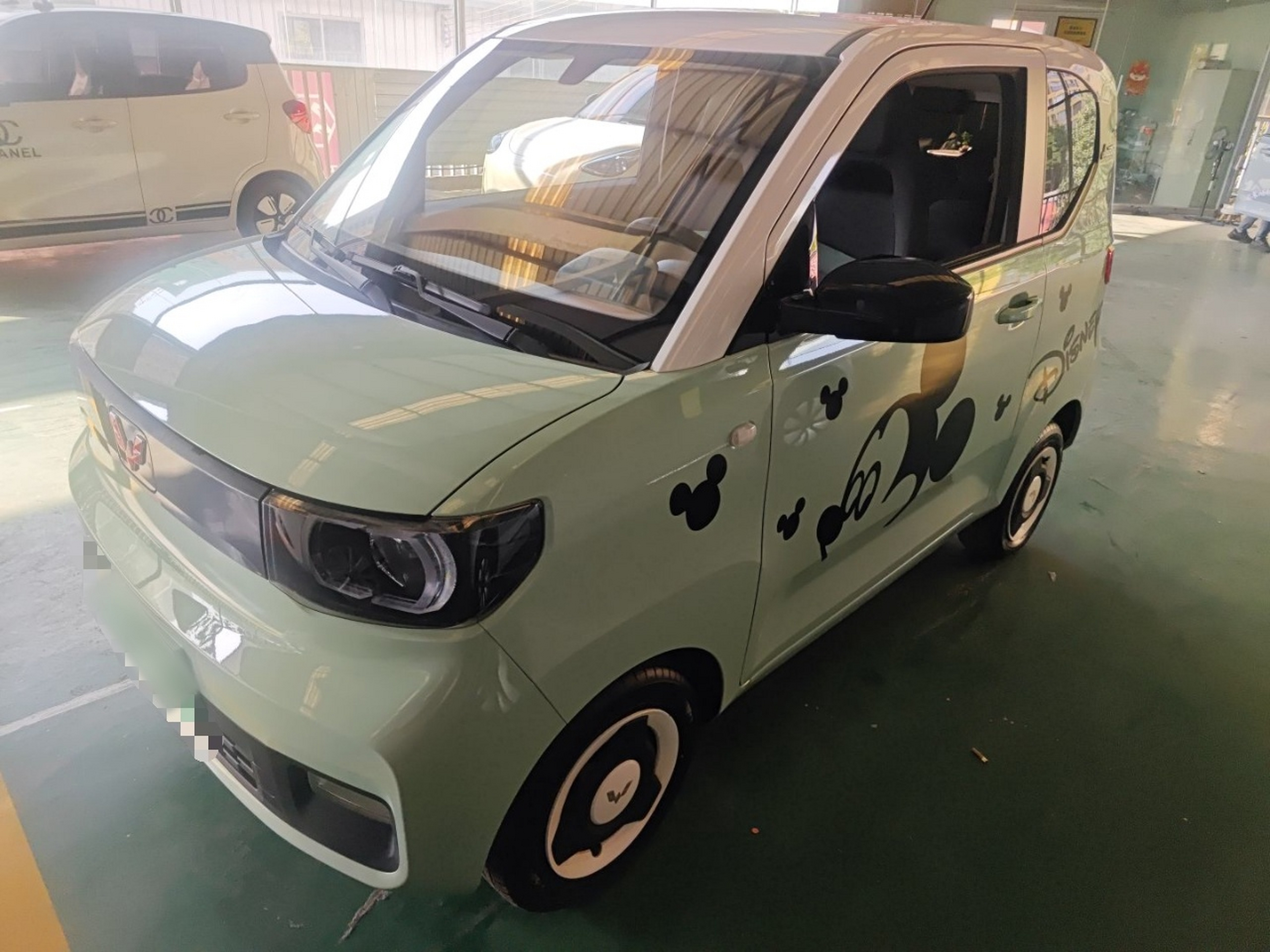 تحت مقدمة السيارة