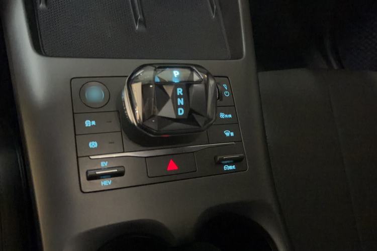 Used BYD Qin PLUS 2025 DM-i Smart Drive 55KM Leading Model Gear Lever