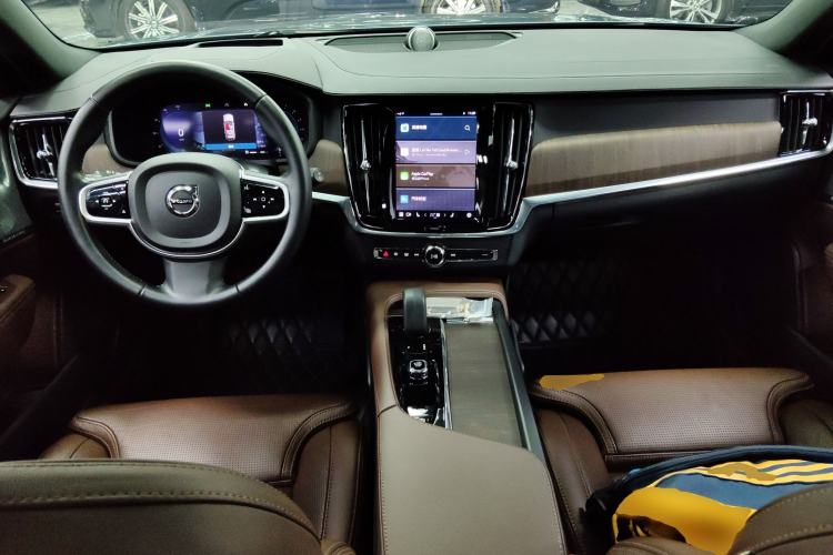 Used Volvo V90 2022 Cross Country B5 AWD Prestige Edition Center Console