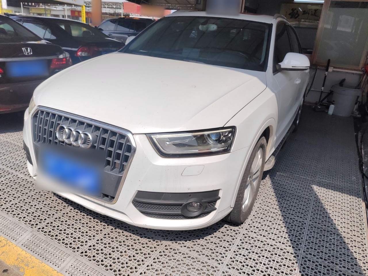 Под передней частью автомобиля