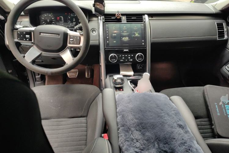Used Land Rover Discovery 2021 360 PS R-Dynamic SE Center Console