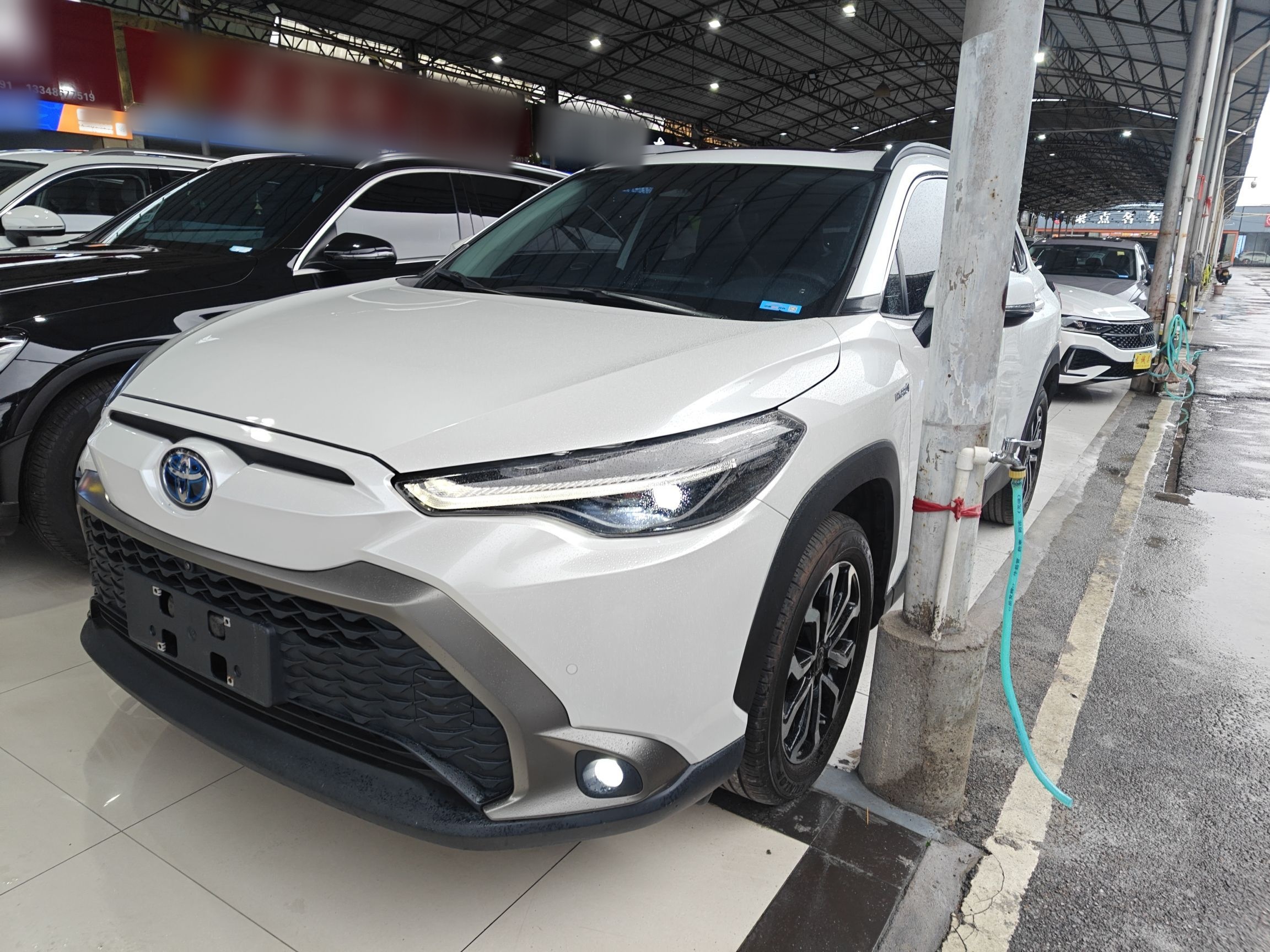 Под передней частью автомобиля