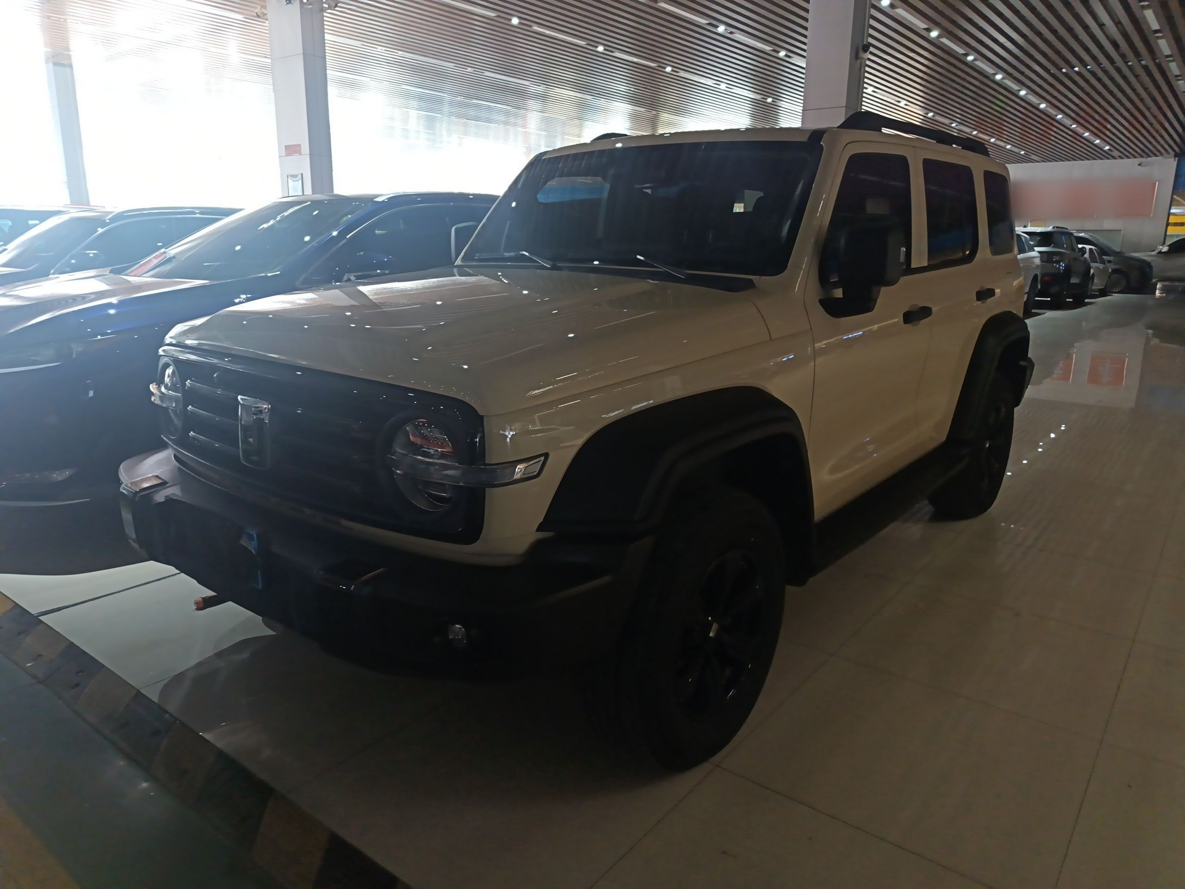 تحت مقدمة السيارة