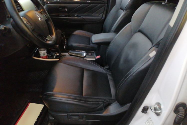 Used Mitsubishi Outlander 2019 2.0L Two-Wheel Drive Comfort Edition 7-Seater China VI Standard
