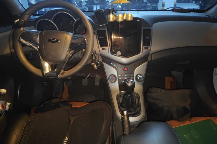 Used Chevrolet Cruze 2013 1.6L SE MT Center Console