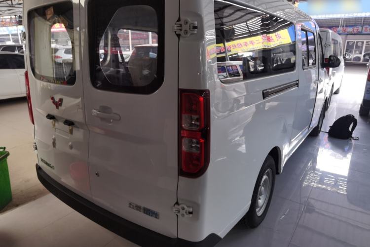 Used Wuling Yangguang 2024 300KM Comfort Version Passenger Van 75kW