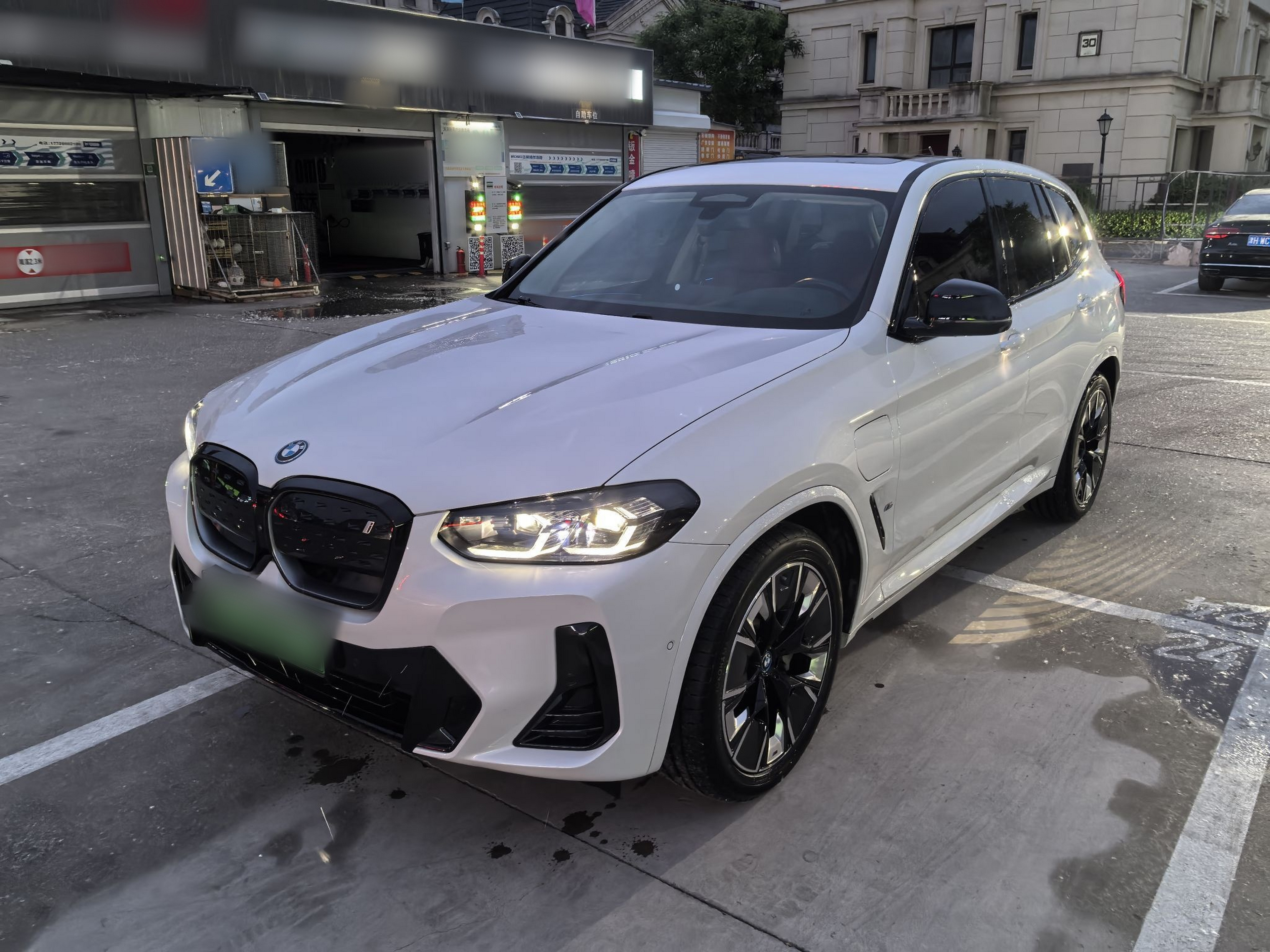 Под передней частью автомобиля