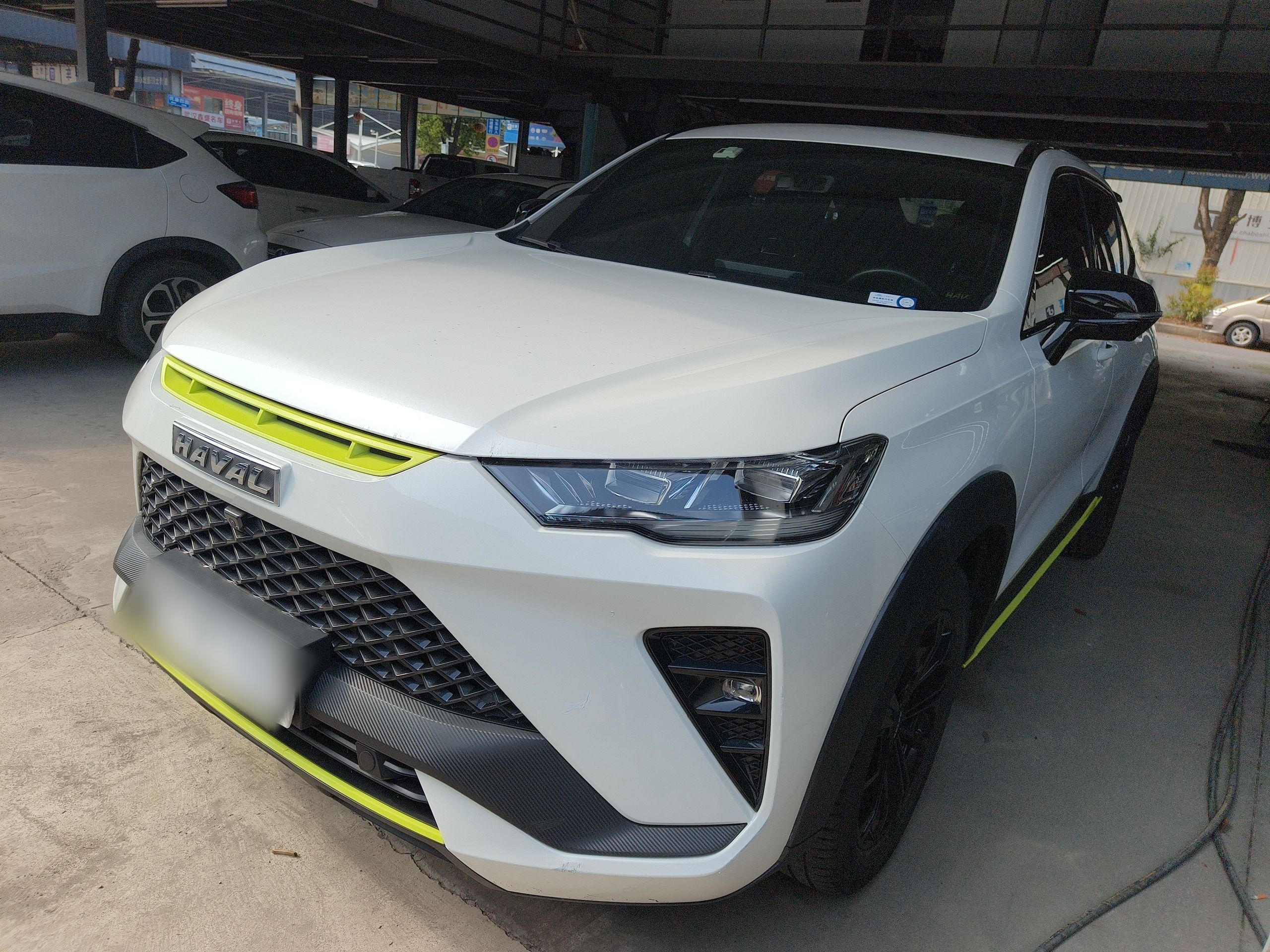 Под передней частью автомобиля