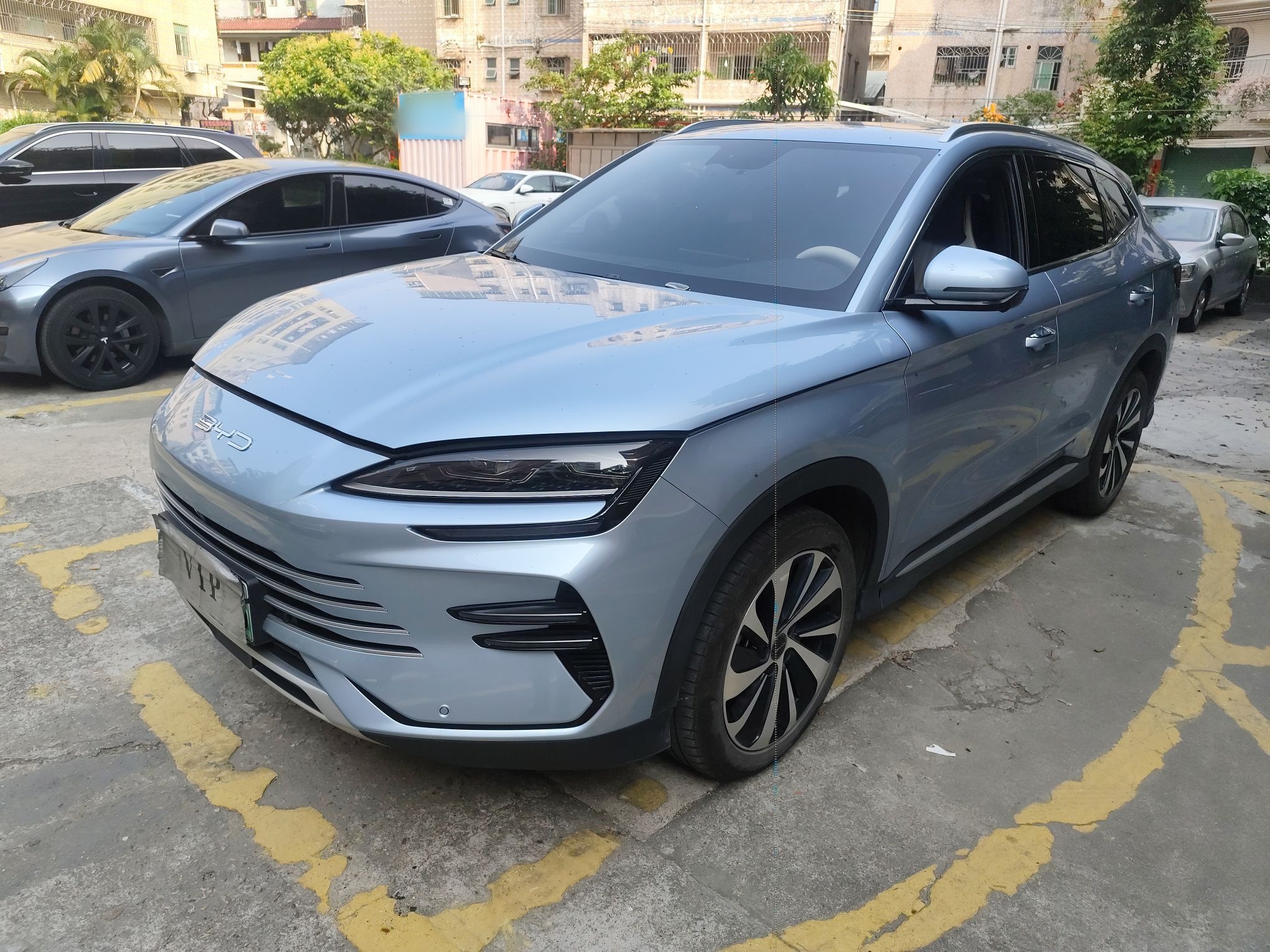 Под передней частью автомобиля