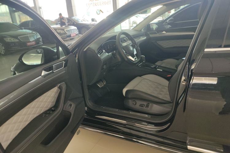 Used Volkswagen Magotan 2023 2 Million Units Limited Edition 330TSI DSG Leading Version Driver Seat