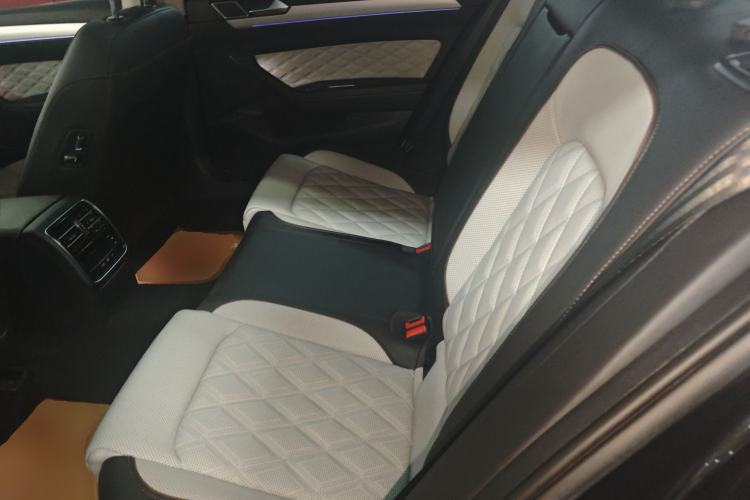 Used Volkswagen Magotan 2023 2 Million Units Commemorative Edition 330TSI DSG Luxury Version Left Rear Seat