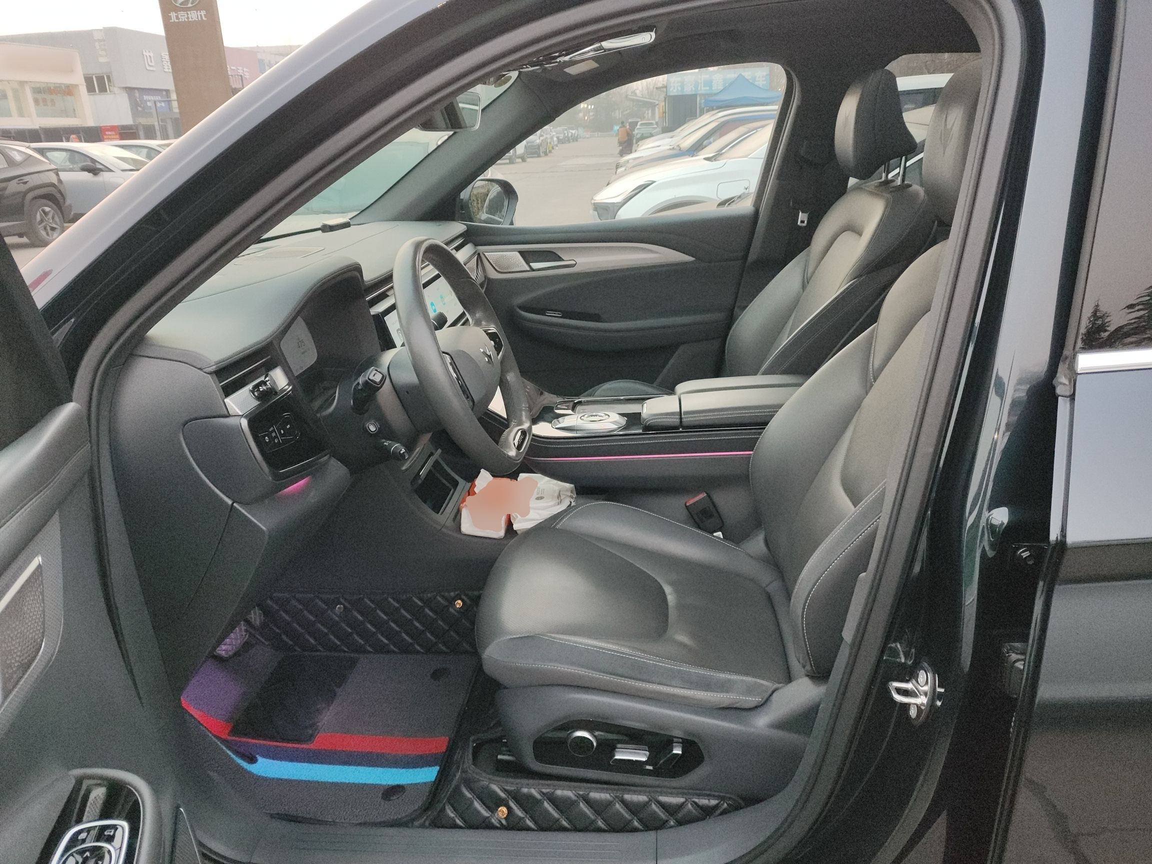 المقاعد الأمامية داخل السيارة