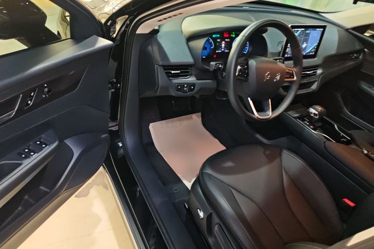 Used Hongqi E-QM5 2022 431 km Charge & Enjoy Edition
