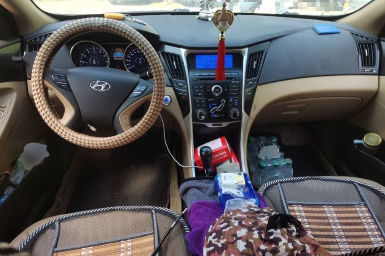 Used Hyundai Sonata 2011 2.0L Automatic Supreme Edition Center Console