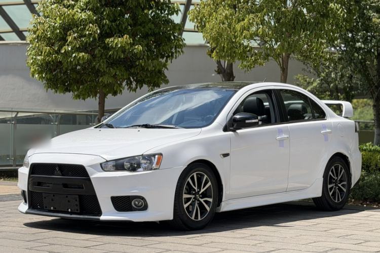 Used Mitsubishi Lancer EX 2016 1.8L Manual Black-and-White Retro Edition Exterior 9