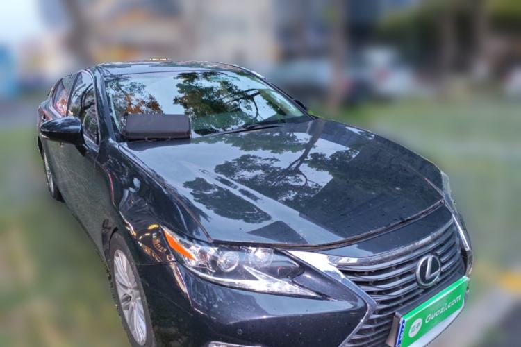 Used Lexus ES 2015 250 Elegant Edition Front Right 45 Deg