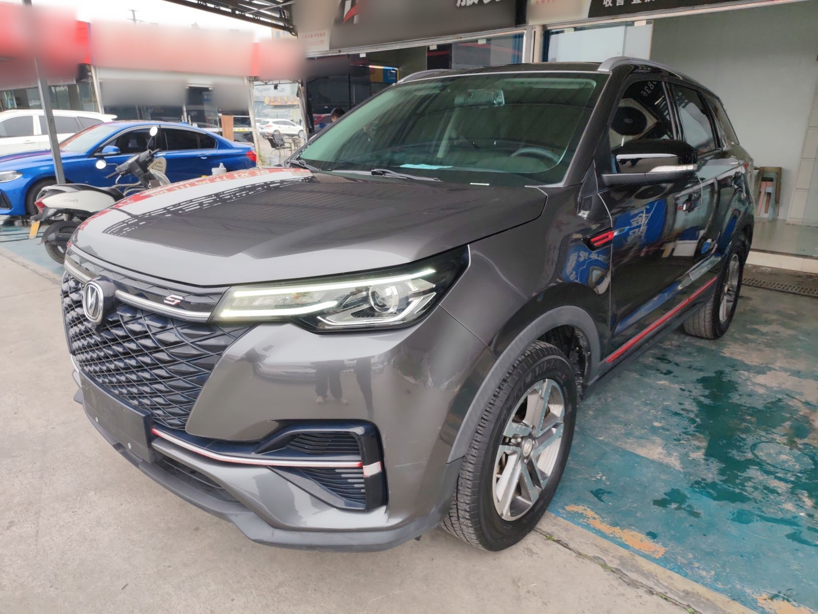 تحت مقدمة السيارة