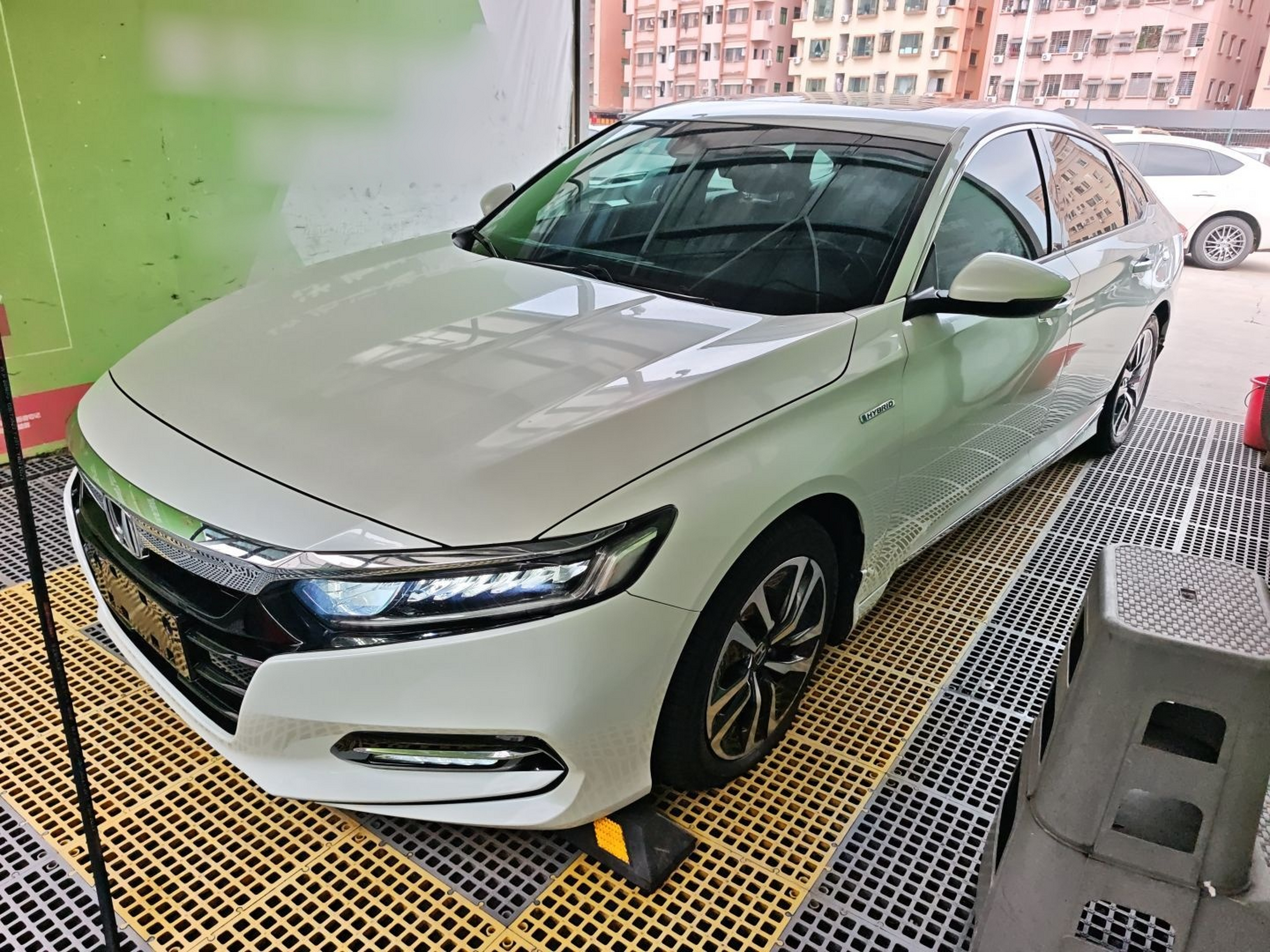 تحت مقدمة السيارة