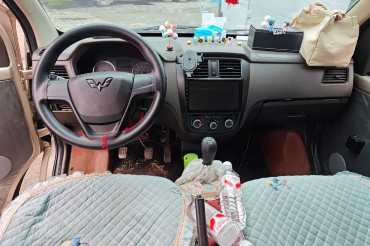 Used Wuling Rongguang S 2023 1.5L Base Version 5/7 Seats Center Console