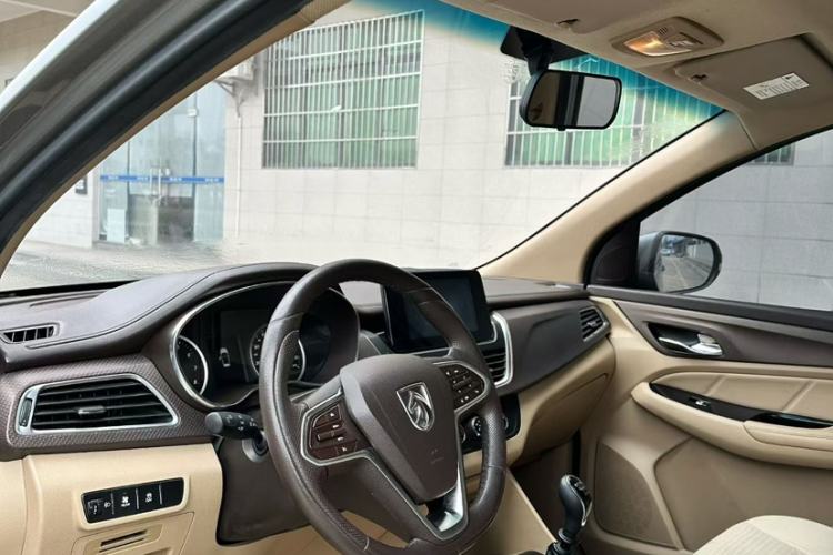 Used Baojun 730 2017 1.5T Manual Fashion Version 7 Seats China V Emission Standard
