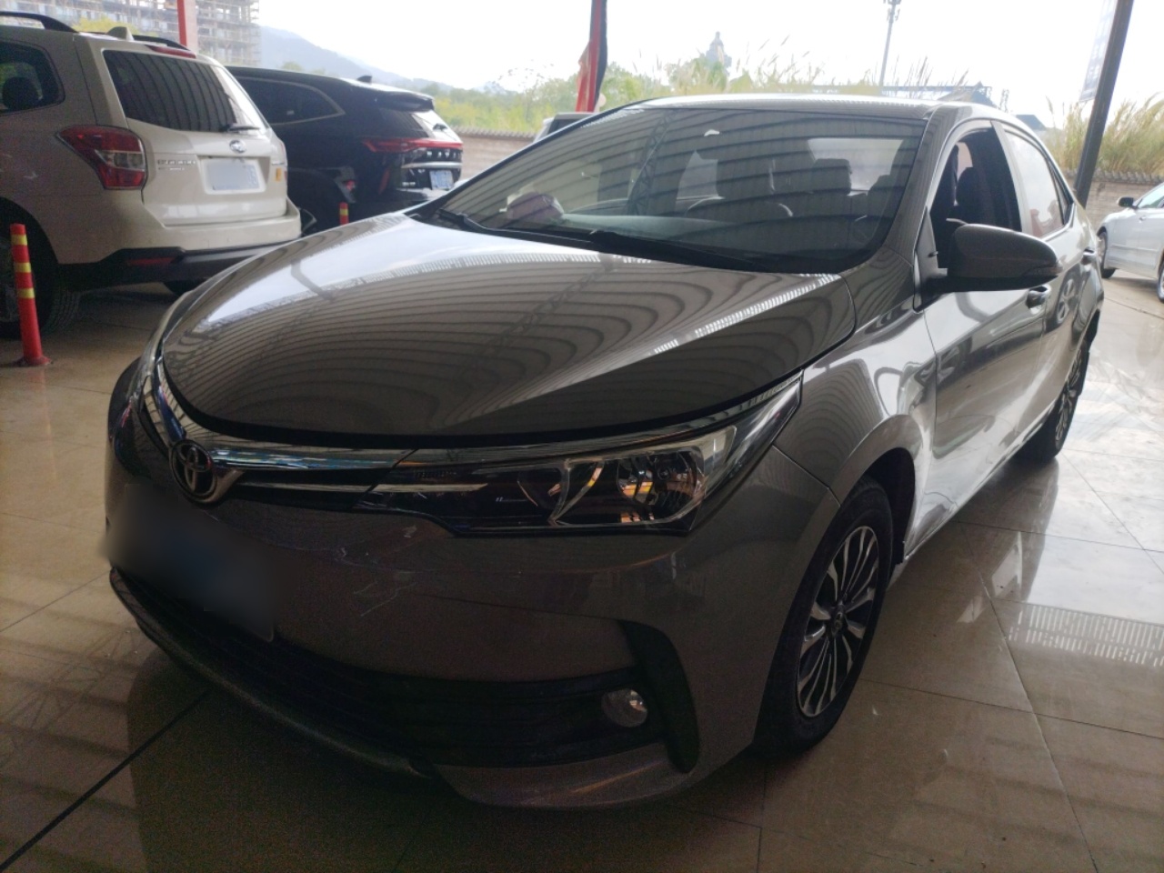 Под передней частью автомобиля