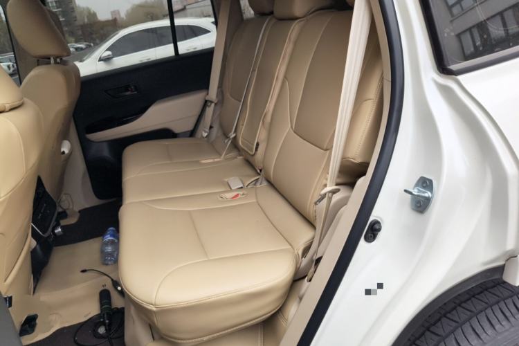 Used Toyota Land Cruiser 2022 3500 3.5T GXR with 20 Wheels Velvet Interior Ambient Lighting and Creep Mode—Middle East Edition Left Rear Seat