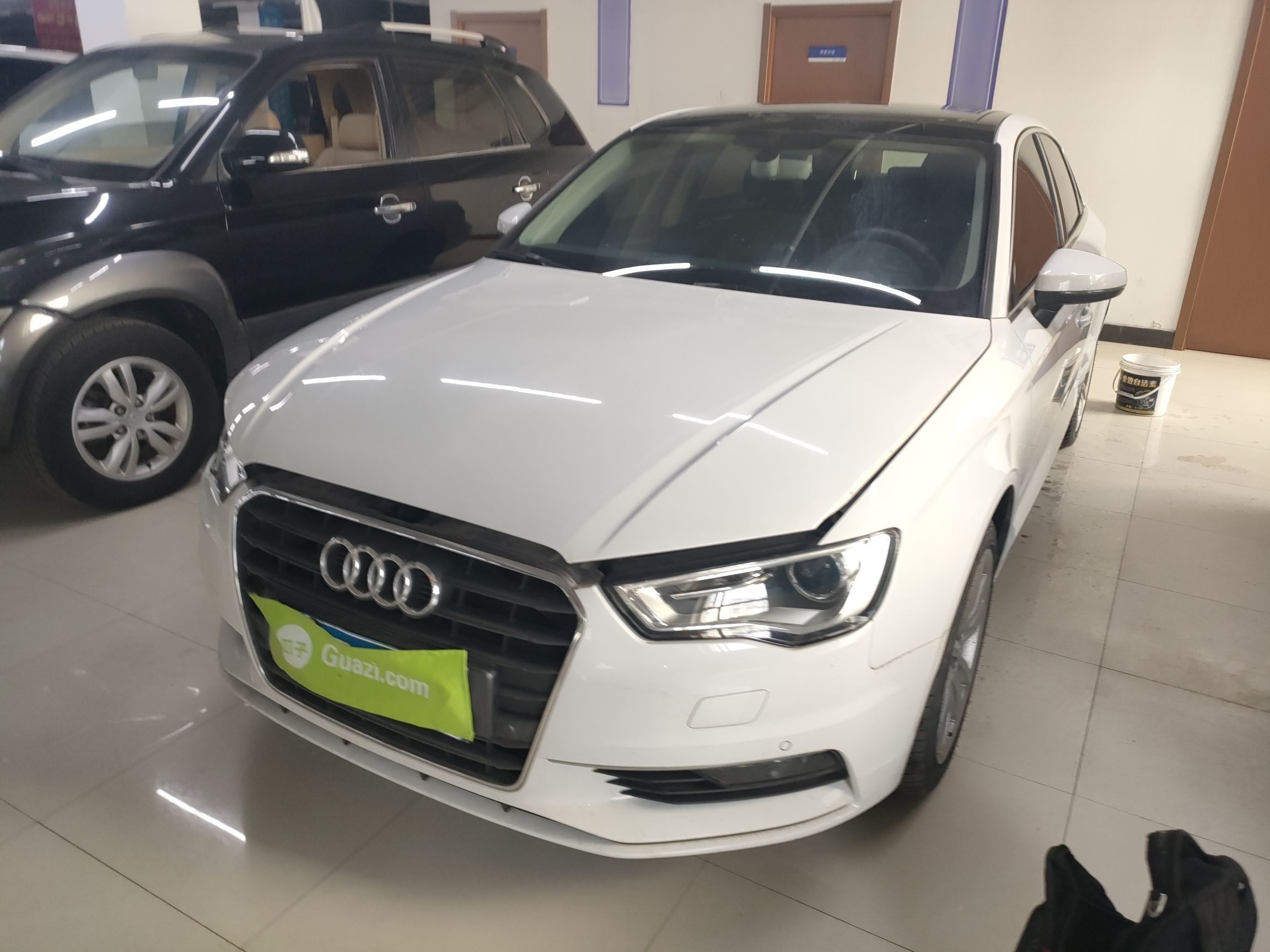 Под передней частью автомобиля