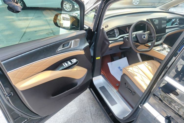 Used Denza D9 2024 DM-i 970 Luxury Model
