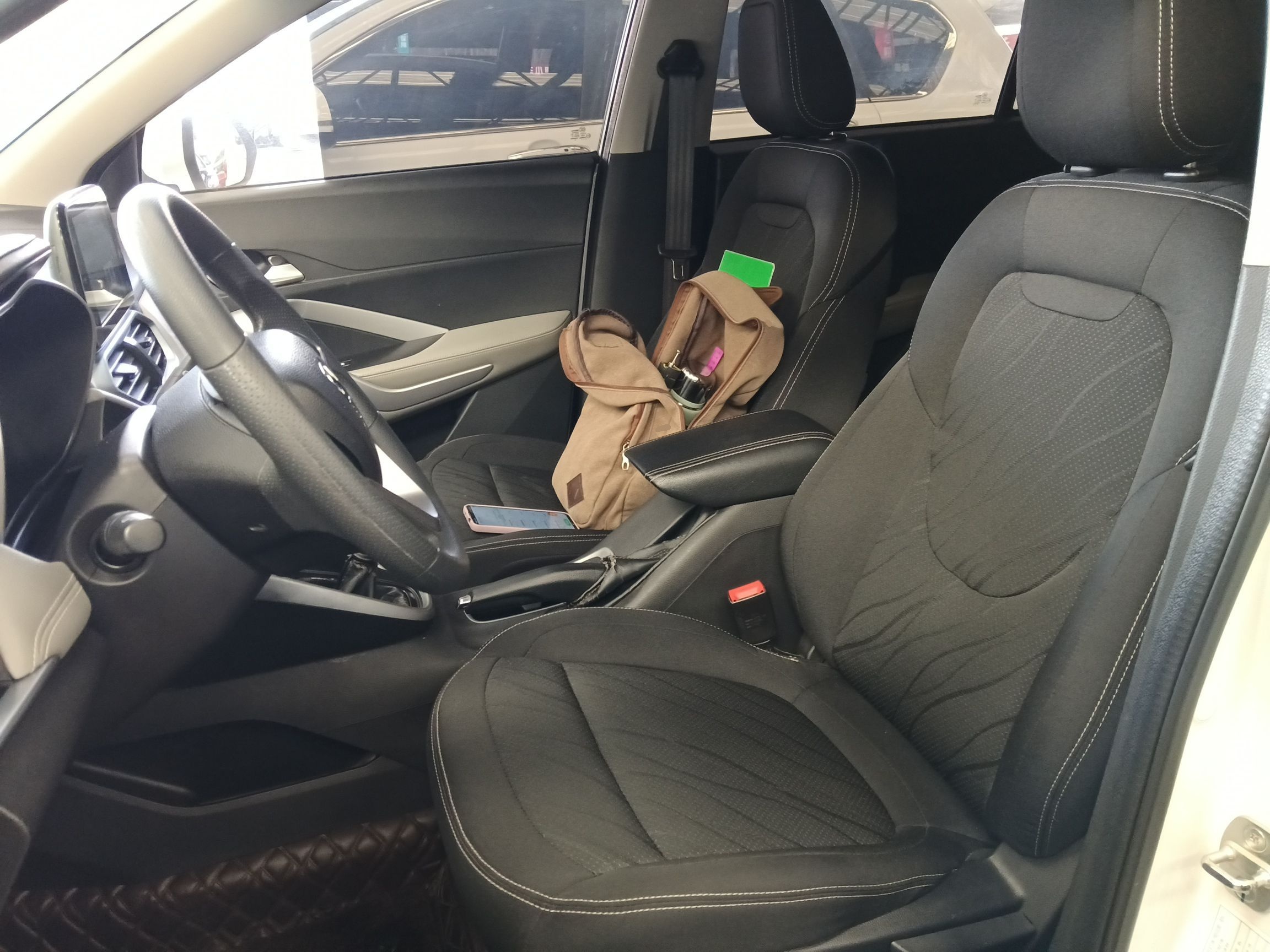 المقاعد الأمامية داخل السيارة