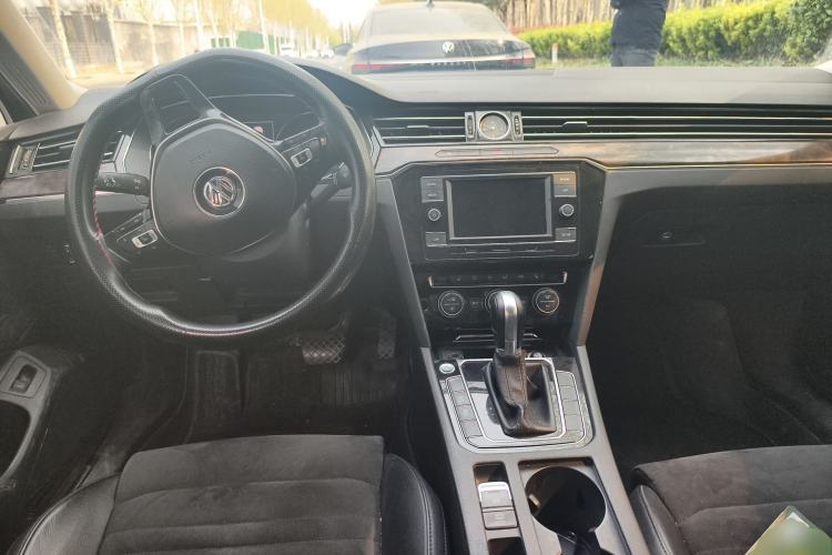 Used Volkswagen Magotan 2018 330TSI DSG Luxury Model Center Console