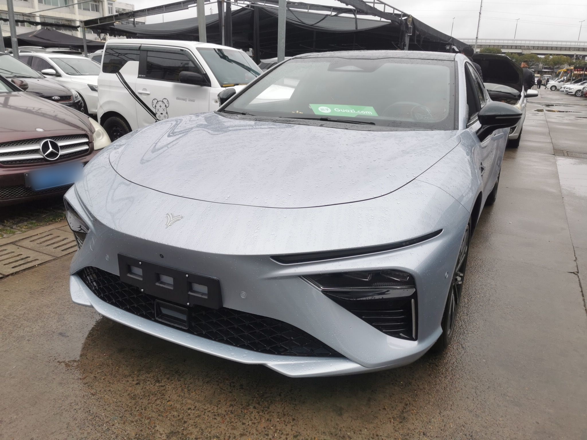 Под передней частью автомобиля