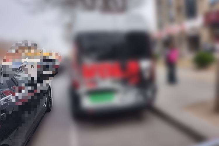 Used Ford Transit 2022 2.0T Gasoline Multi-Purpose Commercial Vehicle Mid-Drive Low-Roof Design with Dual Rear Doors Meeting China VI Emission Standards
