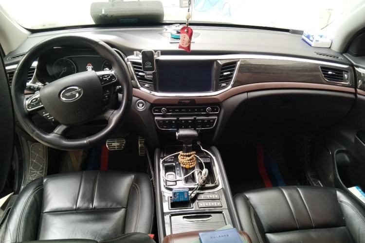 Used GAC Trumpchi GS8 2017 320T Two-Wheel Drive Luxury Smart Connectivity Version (7 Seats) Center Console