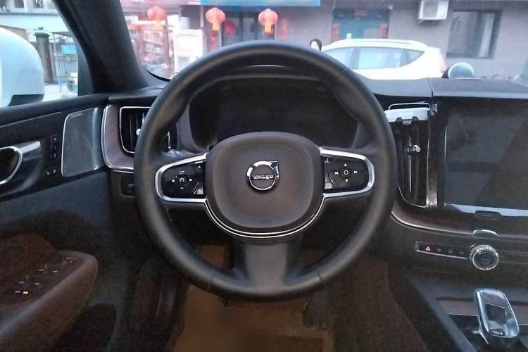 Used Volvo XC60 2022 B5 4x4 Smart Luxury Edition
