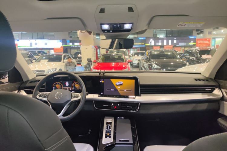 Used Volkswagen Tavendor 2023 330TSI Luxury Touring Edition Center Console