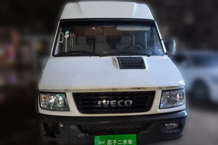 Used Iveco Daily 2021 2.5T A35 M1 Passenger Van 5-9 Seater Short Wheelbase Mid-Roof Design Dual Tires Side Sliding Door