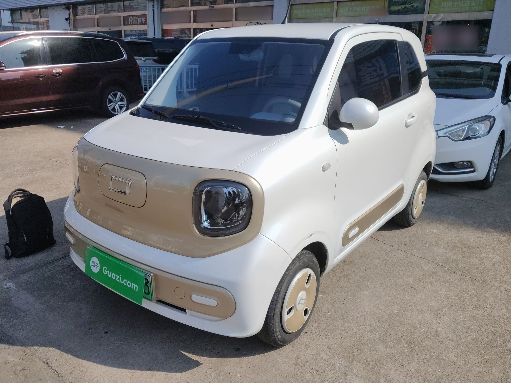 تحت مقدمة السيارة