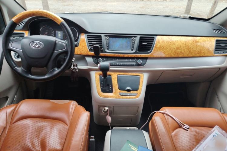 Used SAIC MAXUS G10 2014 2.0T Automatic Fashion Edition Center Console