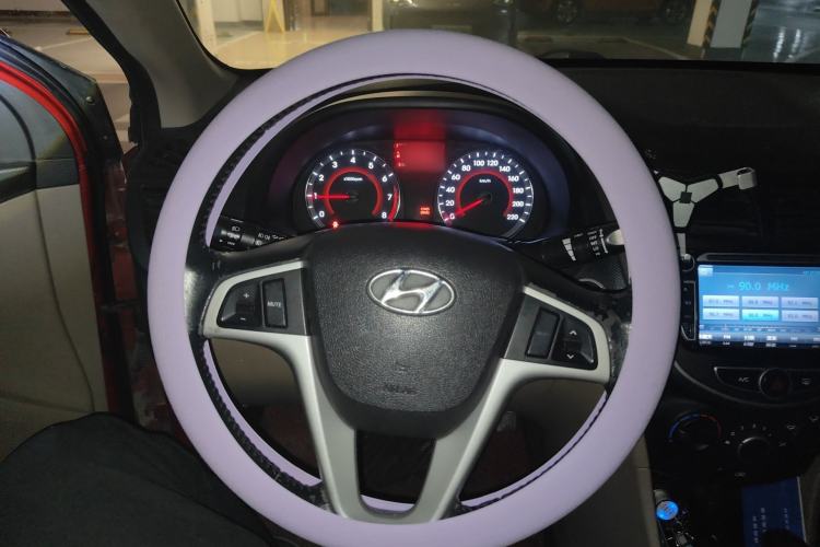 Used Hyundai Verna (older generation) 2014 1.4L Automatic Leading-Edge GLX Steering Wheel