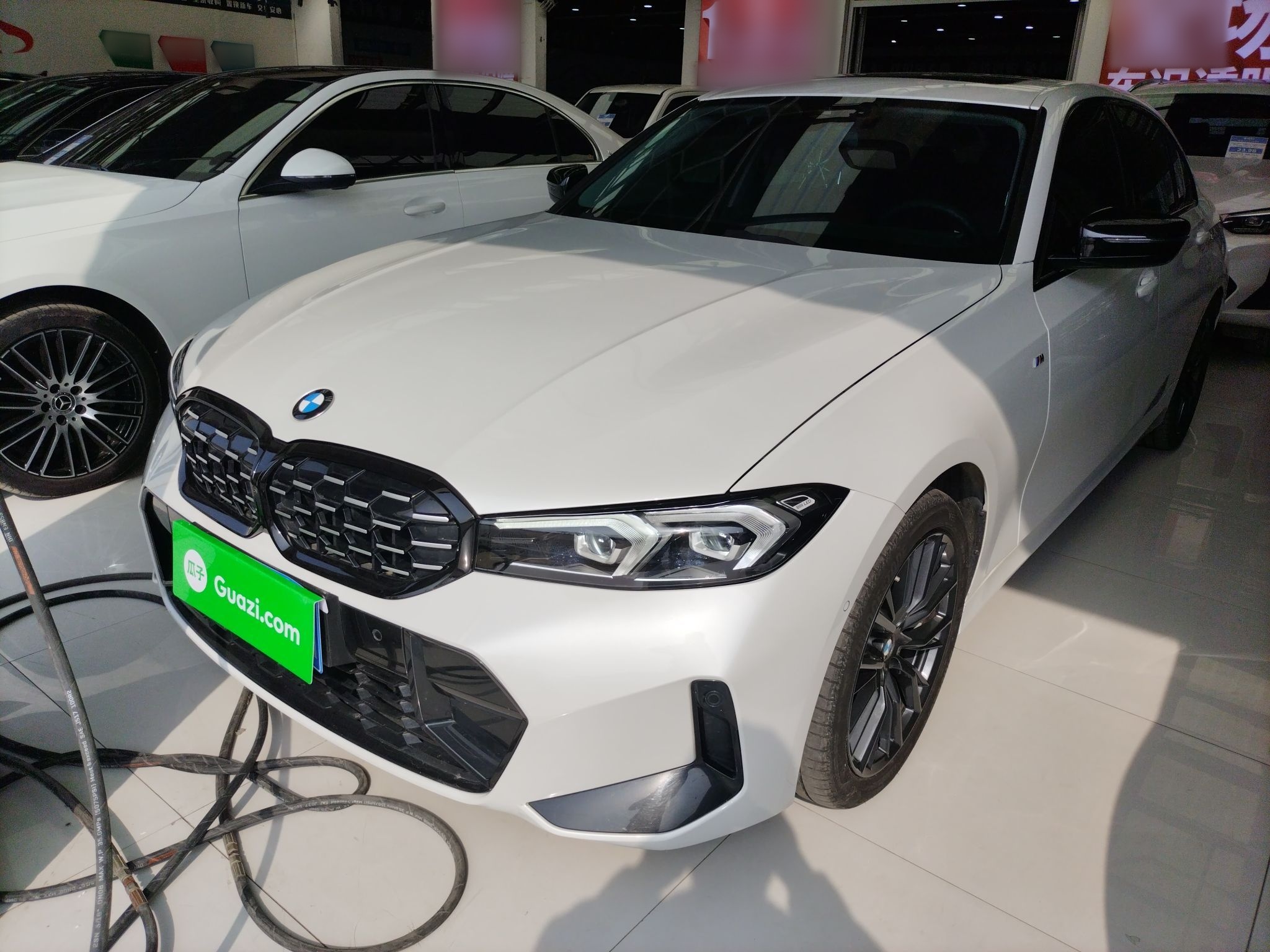 تحت مقدمة السيارة