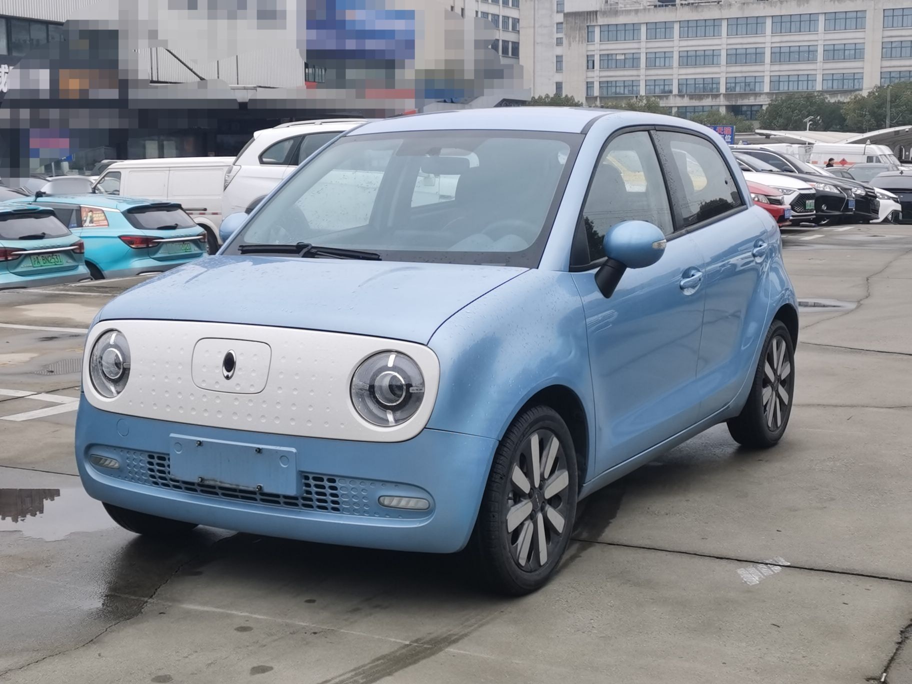 Под передней частью автомобиля