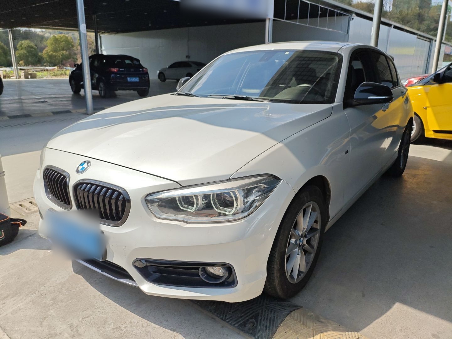 تحت مقدمة السيارة