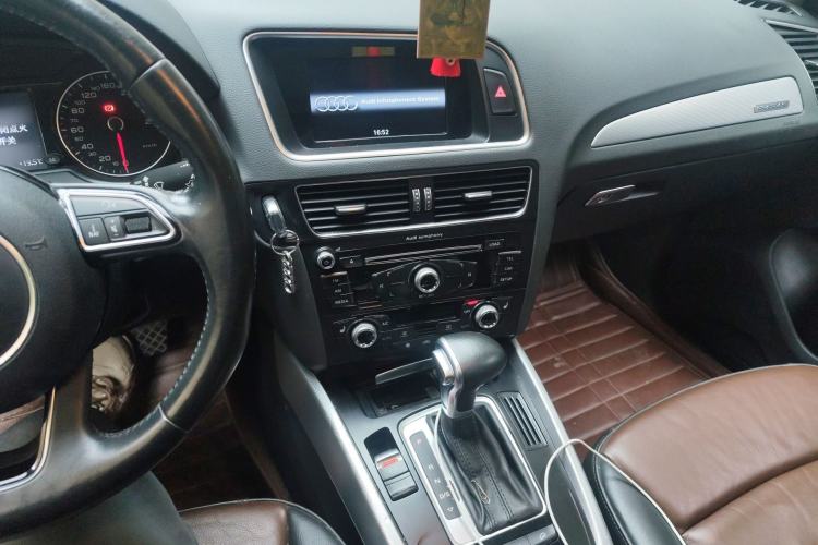 Used Audi Q5 2016 40 TFSI Technology Edition Audio And AC Panel