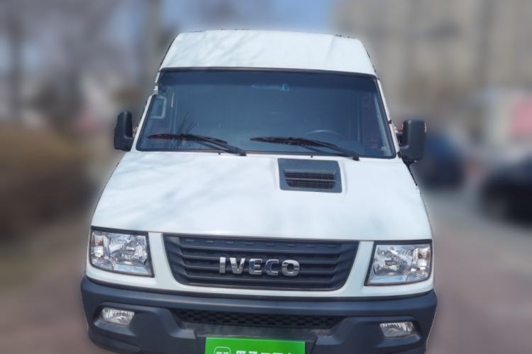 Used Iveco Daily 2021 2.8T V40 VAN厢式 Cargo Van 3-Seater Long Wheelbase Mid-Roof Design Dual Tires Manual Door Front