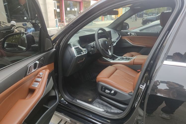 Used BMW X7 2023 xDrive40i Luxury Package with Premium Features
