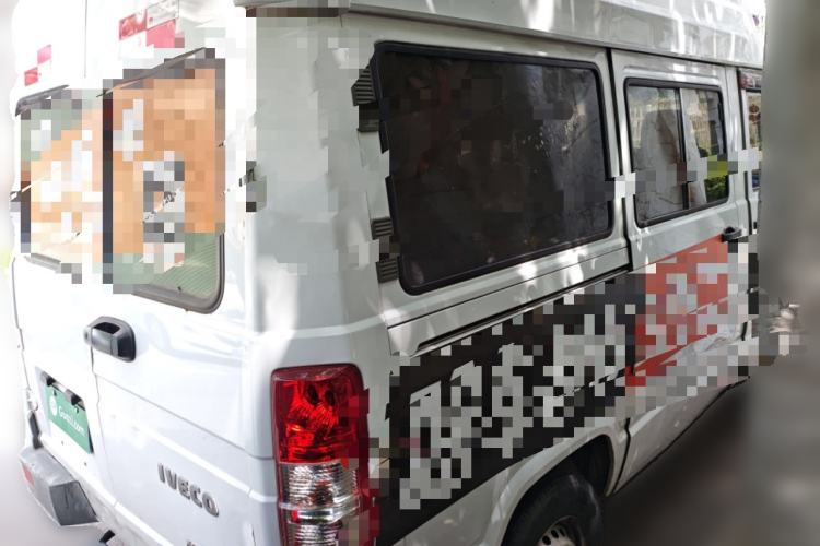 Used Iveco Daily 2020 2.5T A35 Passenger Van Single-Tire Mid-Roof Design 5-9 Seats China V Emission Standard Rear Right 45 Deg