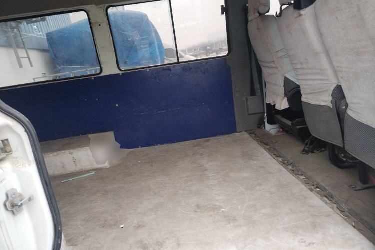 Used Iveco Daily 2021 2.5T A35 M1 Passenger Van 5-9 Seater Short Wheelbase Mid-Roof Design Dual Tires Side Sliding Door