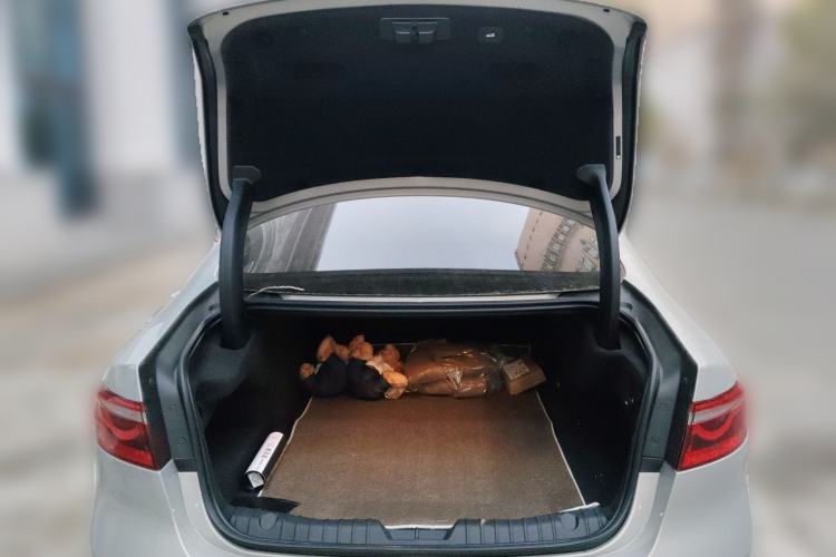 Used Jaguar XFL 2025 Model—2.0T P250, Two-Wheel Drive, Premium Luxury Edition Trunk