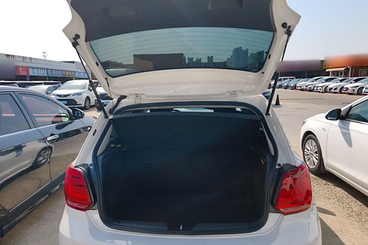 Used Volkswagen Polo 2016 1.4L Manual Fashion Model Trunk